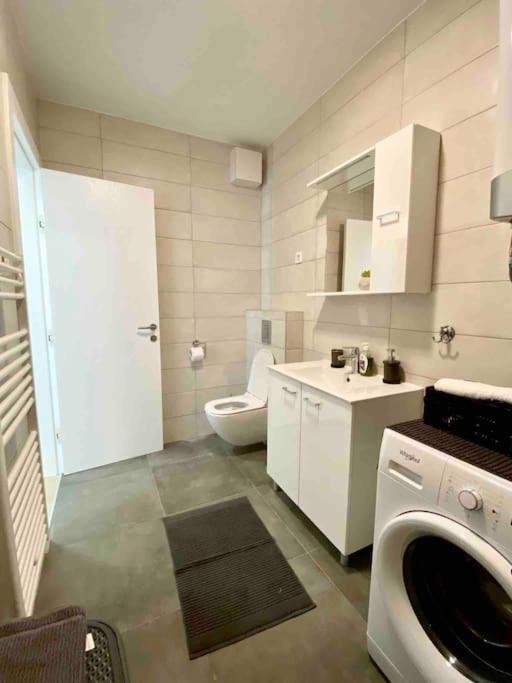 New Modern Near Old Town - Private Parking *