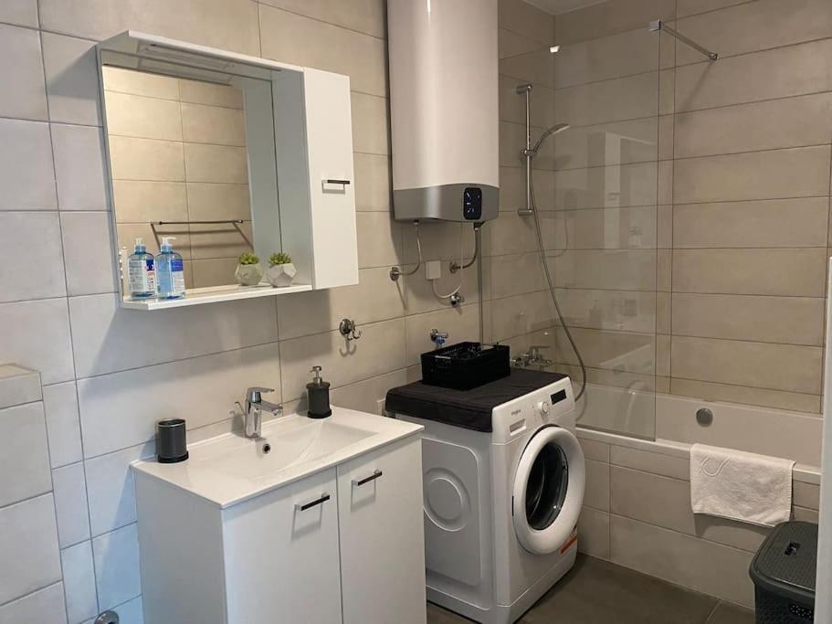 New Modern Near Old Town - Private Parking Apartmán *